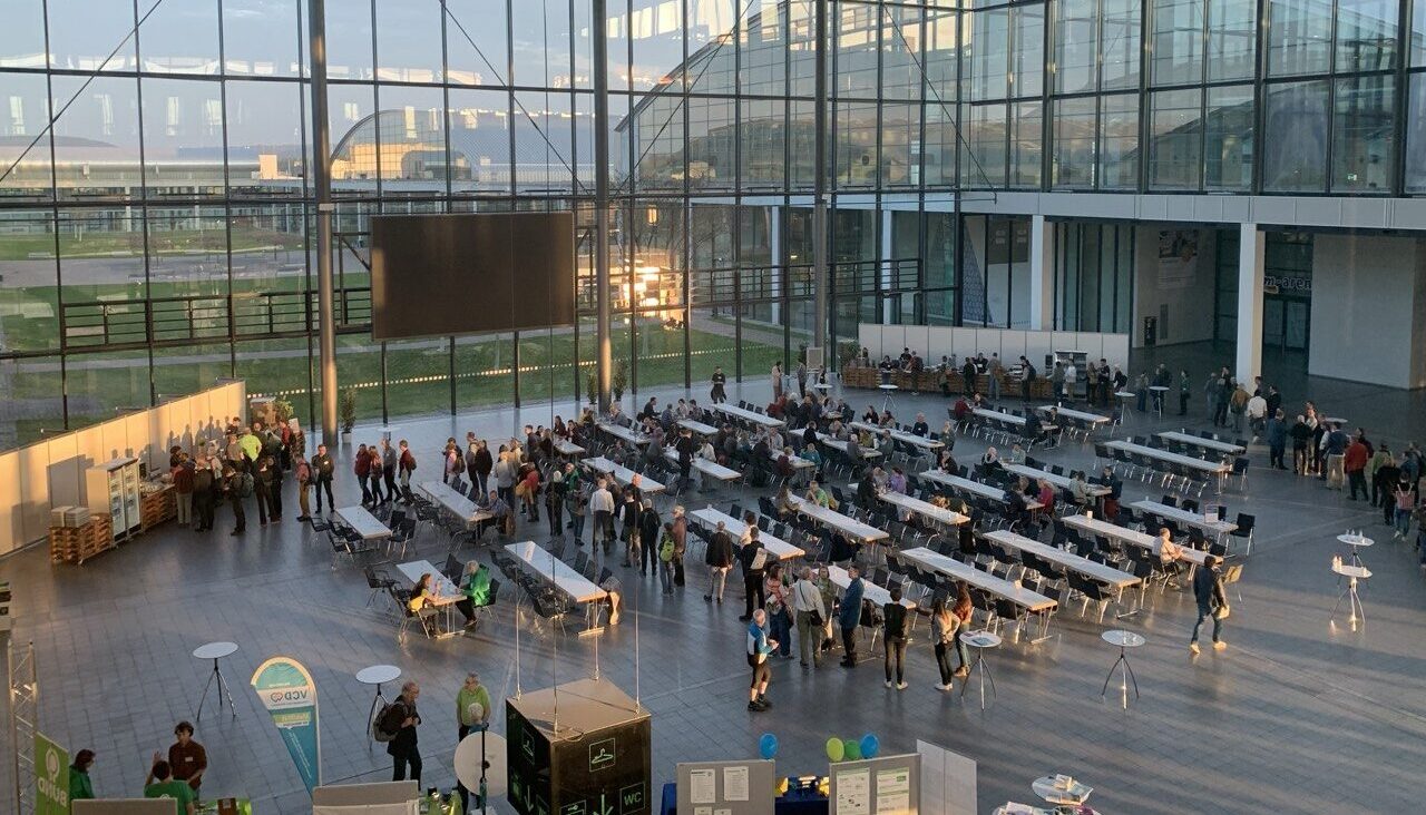 BUVKO 2025 in der Messe Karlsruhe. Die Messehalle von oben.